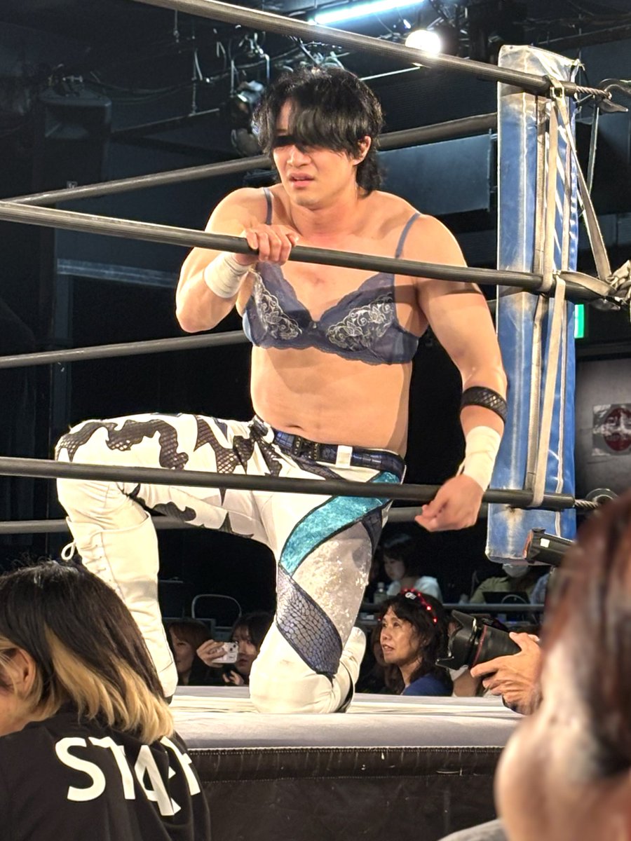 AzulvioleT_'s tweet photo. 目隠し乳隠しの最中、平田さんを見つけて嬉しそうな上野さん
全員コスチュームとキャラに合ったブラ着用してて素敵
2026.7.16 #ddtpro #平田一喜 #上野勇希 https://t.co/Wmb5JAi3zw