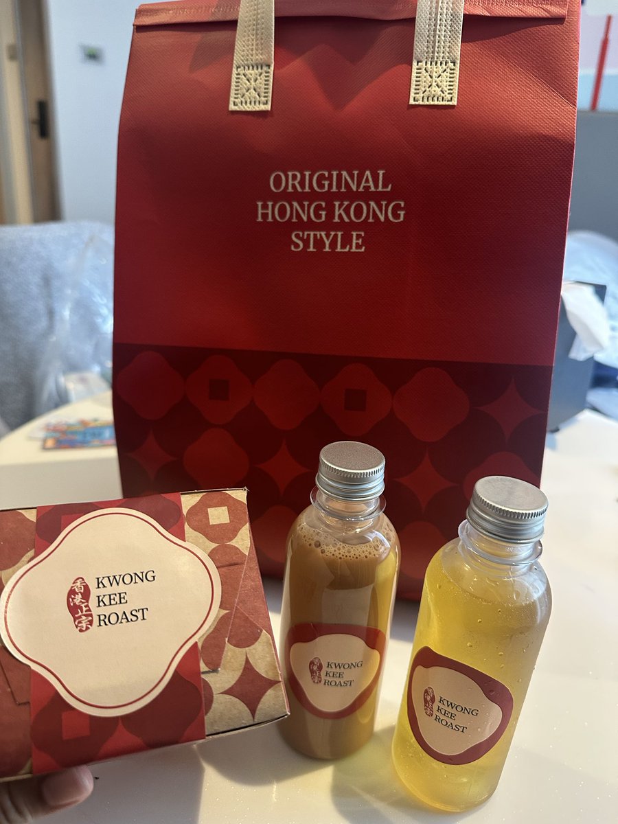 consti_ss's tweet photo. In BKK for a quick work trip and had to hit up Kwong Kee 🥢 The char siew and roast pork were incredible; tender, juicy, perfectly crispy. And the chrysanthemum tea? Just the right touch of sweetness, the perfect way to wash it all down ✨

#kwongkeeroast
#Linglingkwong‌ https://t.co/IGft8CPteX