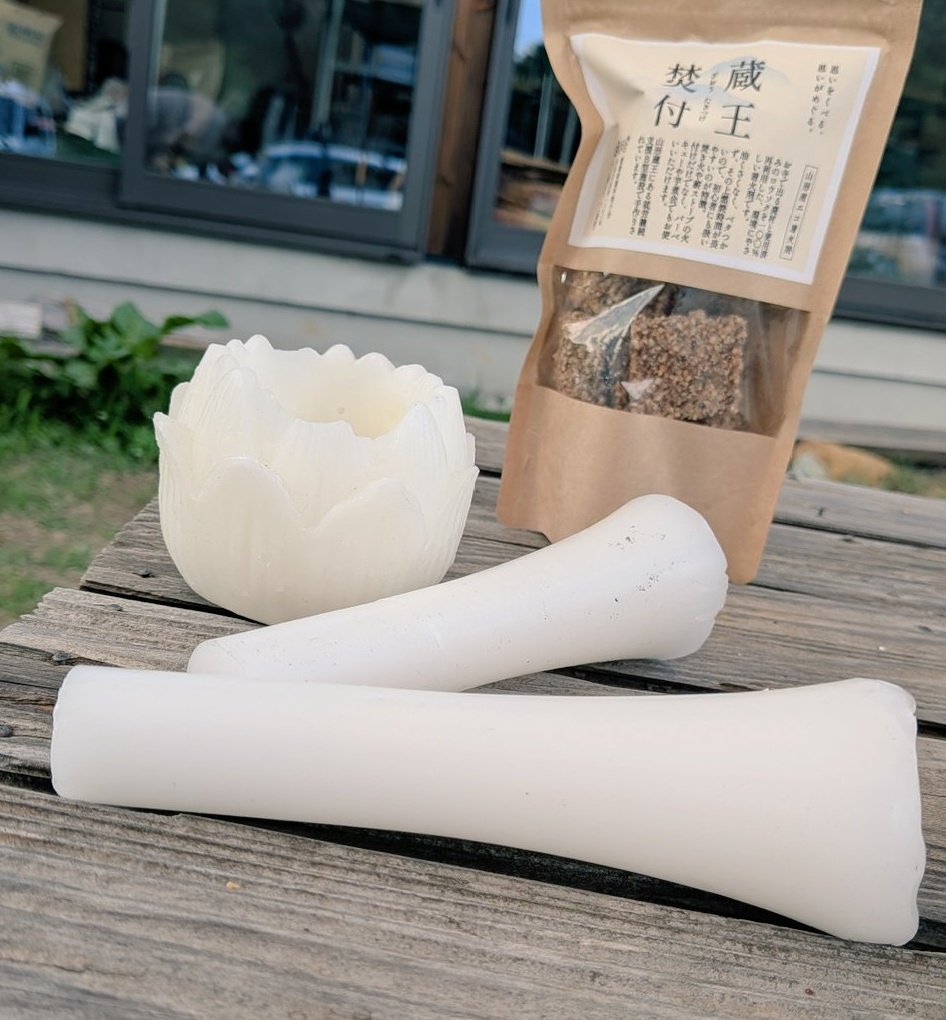 ybc_radio's tweet photo. お寺で使われてきた卒塔婆やろうそくが、芋煮や焚き火、薪ストーブなど火を囲む団欒の時に役立つ着火剤に✨
B型作業所の方々が心を込めて手作りする、人にも環境にも優しいアイテムです🌱

 #蔵王焚付
 #内外ファーム
 #hakalife
 #アップサイクル
 #ybc_radio
 #ラジぱん
 #ラジオカー https://t.co/feVQy21DIu