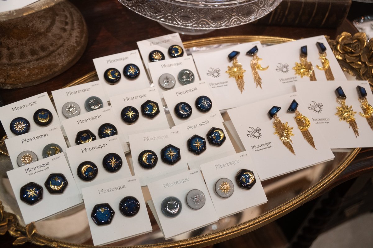 天体観測展へ夜空のタイルを追加納品しました✨色んな種類が並んでおり