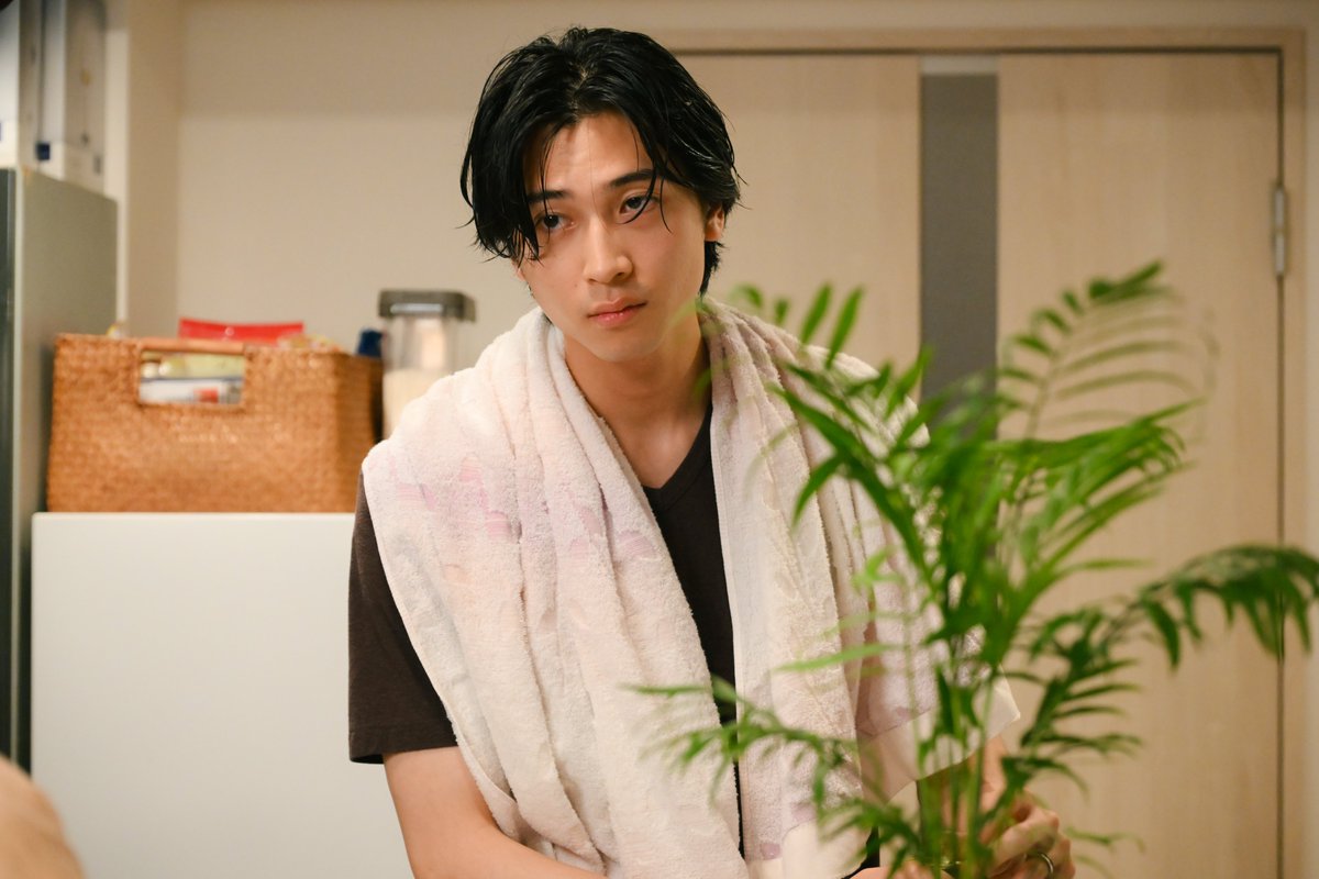 oricon's tweet photo. TBS金曜ドラマ『Tシャツが乾くまで』
主人公夫婦だけじゃない⁉️
新たな“不倫疑惑”にネット騒然
⠀
千鶴（臼田あさ美）をバックハグする
年下の恋人・荒木拓真（庄司浩平）の
左手薬指に指輪が…💍
https://t.co/tcN4v3Pi0V
⠀
#Tシャツが乾くまで https://t.co/mo07FcczPP