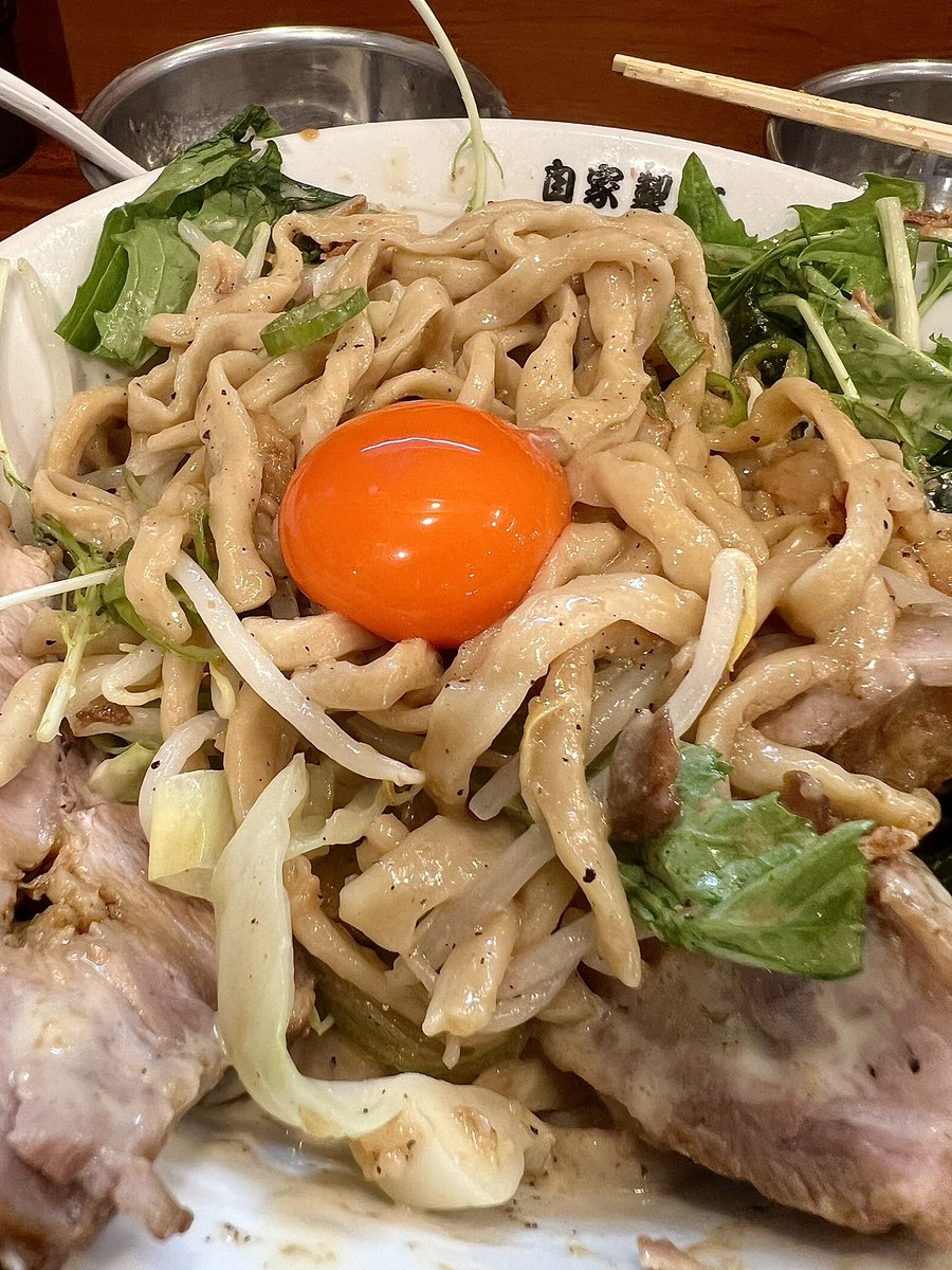 taitairisa15's tweet photo. #武蔵小金井 の『自家製麺まる太』で 限定の #冷やし中華 🍜

二郎系に隠れミッキー！？ この盛り付けにテンションMAX！

冷水で締めた極太麺は小麦の旨味弾ける 魔法級食感✨
酸味の効いたタレ、分厚い豚、野菜が絡み箸止まらない！

ガッツリ爽快。 この夏食べたい至高の一杯！ #自家製麺まるた https://t.co/mNGKxrfM0Q