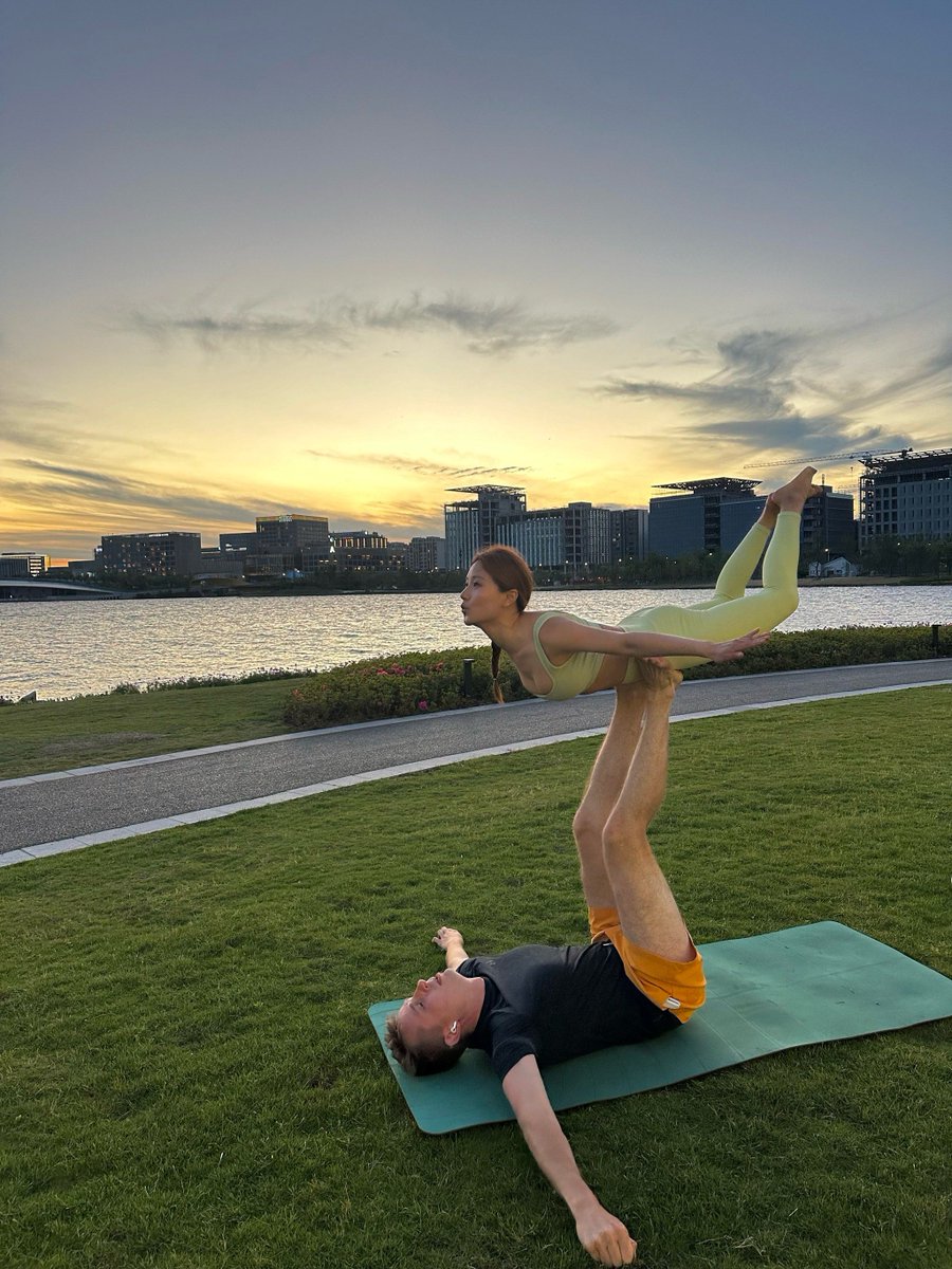 MM1235905456713's tweet photo. Tried the new pop-up rooftop sunset yoga at the downtown riverfront—felt like floating above the city, crisp air + golden views = perfect 20min reset! https://t.co/EKThufPdGL