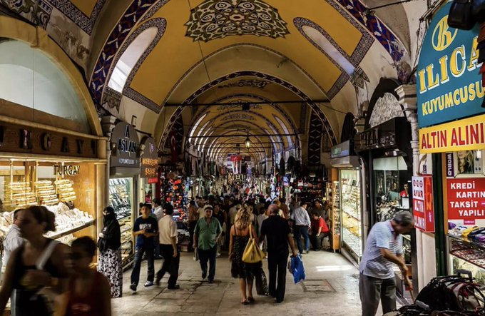 IslattiHasan's tweet photo. Şehirde bir cadde düşünün.

Bir dükkânın hemen yanına aynı işi yapan başka bir dükkân açılıyor.

İlk bakışta mantıksız gibi görünebilir.

Sizce bu strateji en çok hangi sektörde işe yarıyor? 👇 https://t.co/q2hGf6z6qC