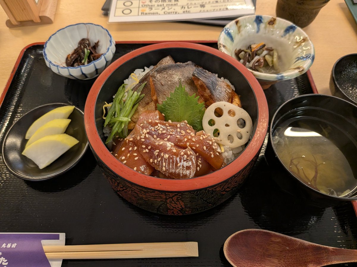 fuyushou's tweet photo. 十和田湖キレイやった
お昼の姫鱒が美味しかった、良い意味でアッサリしたサーモンみたいな感じやった
あとトンボがめっちゃ多かった
#十和田湖 https://t.co/YWAPqje0h9