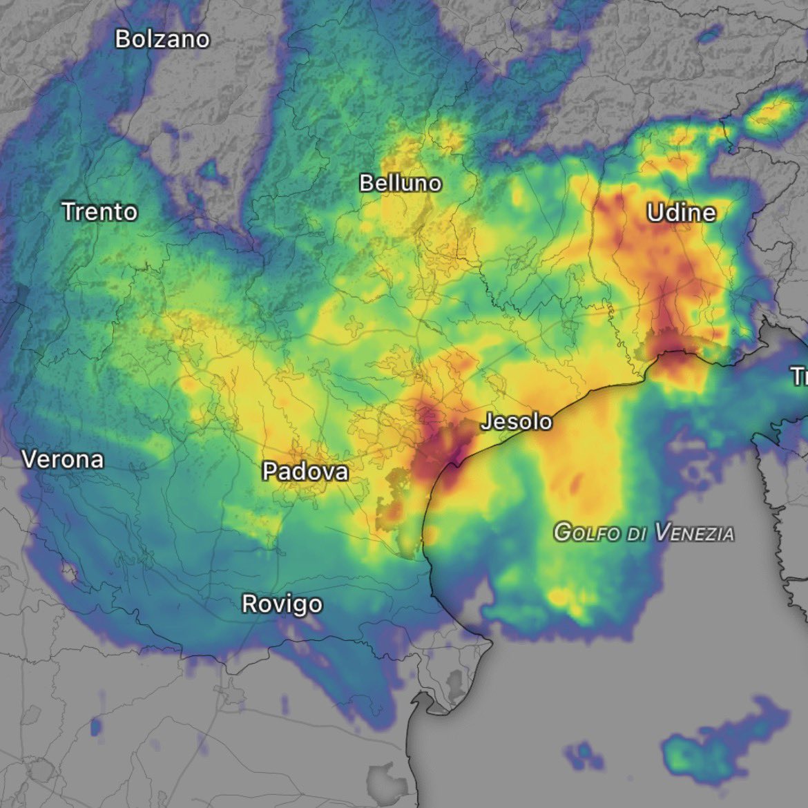 Emergenza24's tweet photo. ⭕️ADESSO [17.07-09:00] Nord #Italia in corso e previste intense precipitazioni anche temporalesche e forte attività elettrica #fulmini 
Dicci dove sei (se sei nell’area e ADESSO) e la situazione, anche se ok. Grazie.
Informazioni e aggiornamenti: https://t.co/FT4GDR2Doy

Segui questo account X/Twitter https://t.co/m91guwYS6l
Iscriviti al canale Whatsapp Emergenza24 https://t.co/9bslUsJKi6