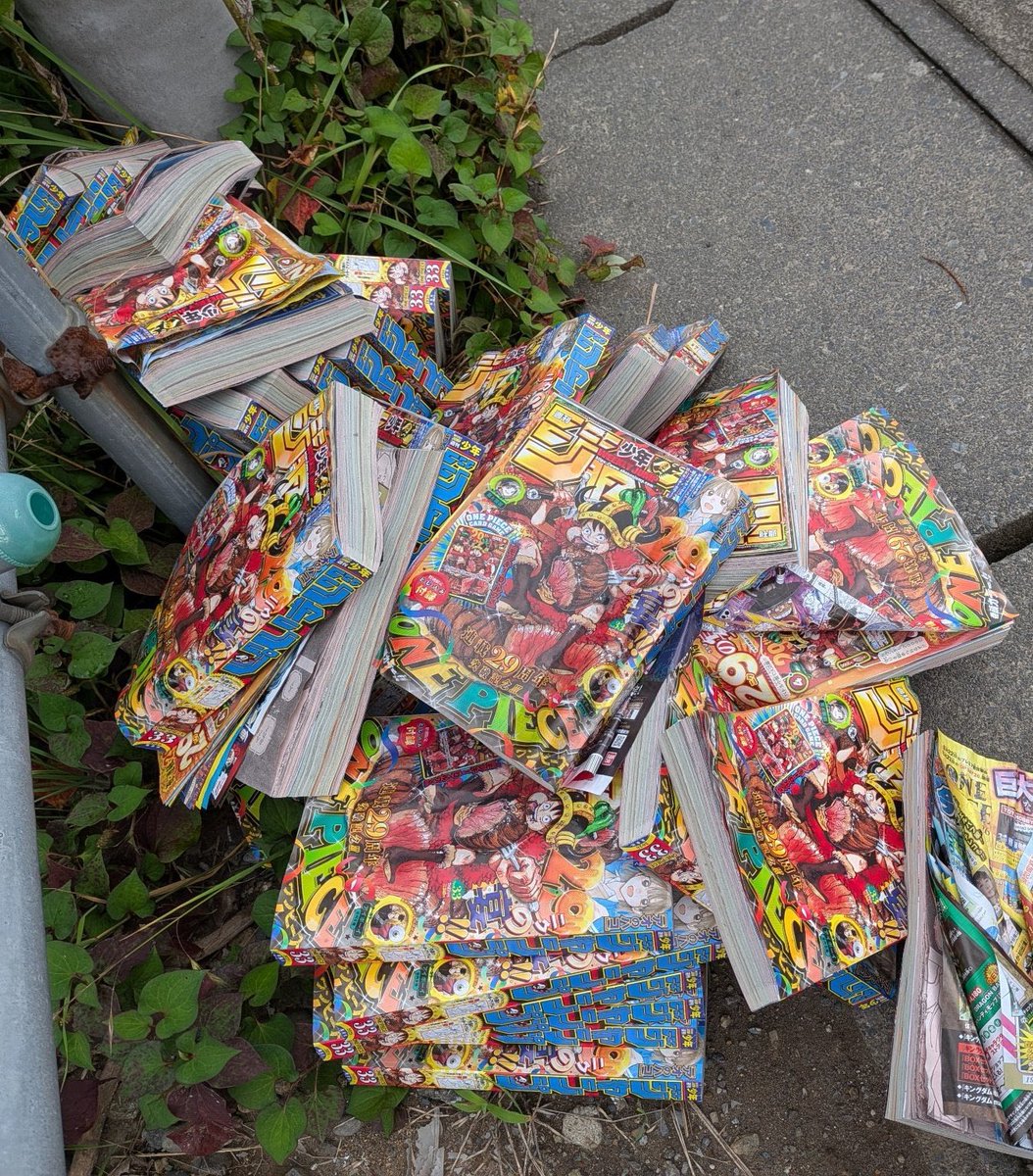 AnimexTwts's tweet photo. Shonen Jump has apologized after Weekly Issue 33 sold out nationwide

Resellers mass-bought copies for the ONE PIECE promo card, with some discarding the magazines, leaving regular readers unable to buy it despite 500,000 extra copies printed https://t.co/Lb3z0upZsl