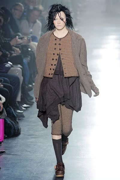 tokyofashionlab's tweet photo. Zuccaは小野塚さんが退任した後が上手くいかなくて残念だったな。

チームでクリエイションして、近年デザイナーを立てたけど、小野塚さんのようなデザインからかなり遠くなってしまった。

Zuccaは90年代から2000年代初頭はAPCやヘルムートラング、マルタンマルジェラの流れを汲む退廃的でシンプルで捻りがある服で日本だけではなく、ヨーロッパでも人気が高かった。BECKは愛用者で有名だった。