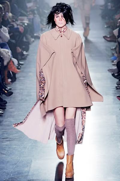 tokyofashionlab's tweet photo. Zuccaは小野塚さんが退任した後が上手くいかなくて残念だったな。

チームでクリエイションして、近年デザイナーを立てたけど、小野塚さんのようなデザインからかなり遠くなってしまった。

Zuccaは90年代から2000年代初頭はAPCやヘルムートラング、マルタンマルジェラの流れを汲む退廃的でシンプルで捻りがある服で日本だけではなく、ヨーロッパでも人気が高かった。BECKは愛用者で有名だった。
