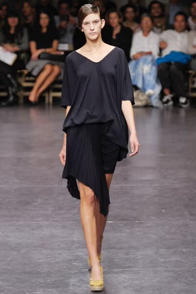 tokyofashionlab's tweet photo. Zuccaは小野塚さんが退任した後が上手くいかなくて残念だったな。

チームでクリエイションして、近年デザイナーを立てたけど、小野塚さんのようなデザインからかなり遠くなってしまった。

Zuccaは90年代から2000年代初頭はAPCやヘルムートラング、マルタンマルジェラの流れを汲む退廃的でシンプルで捻りがある服で日本だけではなく、ヨーロッパでも人気が高かった。BECKは愛用者で有名だった。