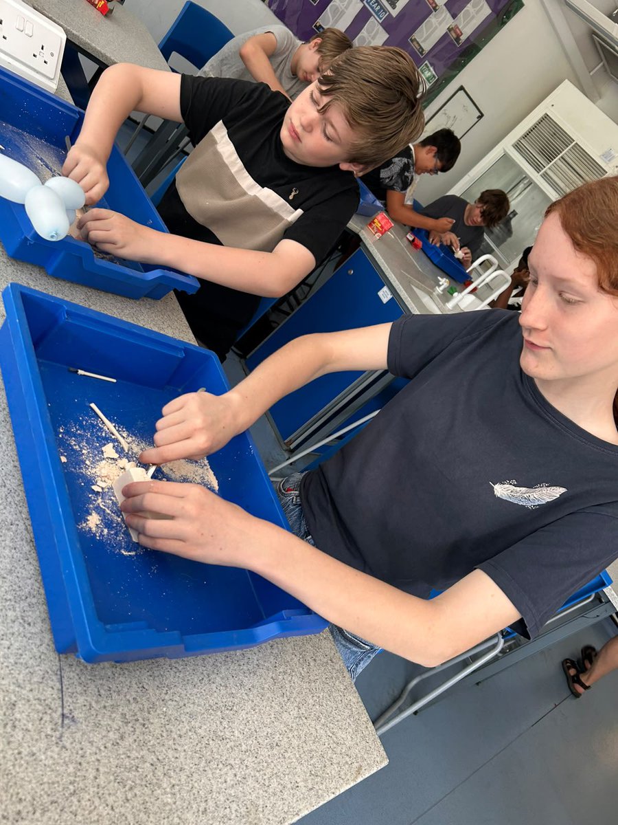 OrielHighSchool's tweet photo. Science Mayhem are fossil hunting! ๐๐ฆ๐ฆ๐ #OrielScience #ActivitiesWeek2026 https://t.co/xxoYPV8FPZ