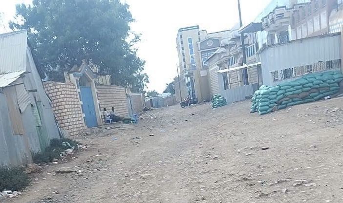 BaidoaOnline's tweet photo. #UPDATE: Somali Federal Troops Dig Trenches Inside Residential Areas in Baidoa as Lafta Gareen-Aligned Opposition Forces Advance

Federal government-aligned forces backing South West State President Sheikh Aden Mohamed Nur (Aden Madobe) have established new defensive positions inside residential compounds in Baidoa after withdrawing from several outer defensive lines, according to local sources, as tensions continue to rise in the regional capital.

Residents and local observers said government-aligned troops have abandoned a number of positions on the outskirts of the city in recent days and have instead dug defensive trenches and fortified positions within residential neighborhoods.

The repositioning comes as an armed faction calling itself the Free South West Forces, which is aligned with former South West State President Abdiaziz Hassan Mohamed (Lafta Gareen), has significantly increased its military presence around the suburbs of Baidoa.

The group says its objective is to take control of the city, describing its campaign as an effort to “liberate Baidoa” from what it calls federal government forces deployed from Mogadishu to support the administration of Sheikh Aden Madobe.

The Federal Government backed Sheikh Aden Madobe’s installation as President of South West State earlier this year, a move that remains disputed by supporters of former regional leader Lafta Gareen and has deepened political divisions within the state.

Local sources also reported a growing number of defections from government-aligned forces, with some soldiers and commanders allegedly joining the Free South West Forces. The reported defections could further alter the military balance around Baidoa, although the exact number of personnel involved has not been independently verified.

The increased troop movements have heightened fears of renewed fighting inside Baidoa, where previous clashes caused civilian casualties, displacement, and damage to property. Residents say the establishment of defensive positions inside populated neighborhoods has raised concerns that any future confrontation could place civilians at greater risk.

Neither the Federal Government nor the administration of Sheikh Aden Madobe has publicly commented on the reported withdrawal from the city’s outskirts or the establishment of new defensive positions inside residential areas.

Similarly, the Free South West Forces have continued to issue statements reaffirming their intention to advance toward Baidoa, while accusing the Federal Government of interfering in South West State’s internal political affairs.

The security situation in and around Baidoa remains tense, with both sides maintaining military deployments as political and security tensions continue to escalate.