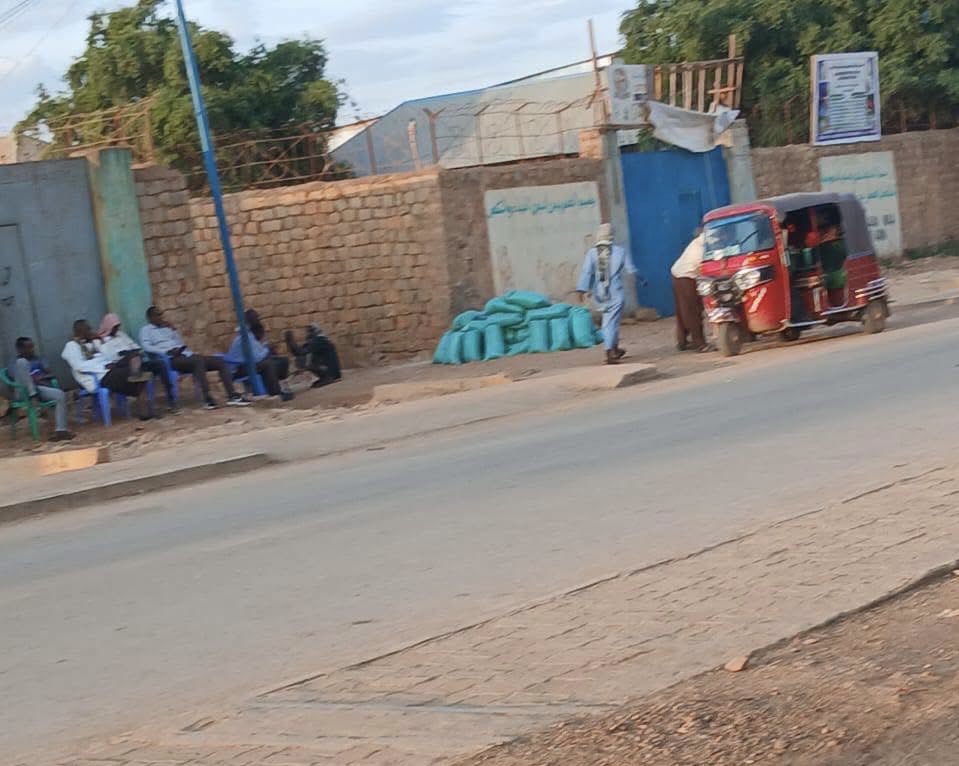 BaidoaOnline's tweet photo. #UPDATE: Somali Federal Troops Dig Trenches Inside Residential Areas in Baidoa as Lafta Gareen-Aligned Opposition Forces Advance

Federal government-aligned forces backing South West State President Sheikh Aden Mohamed Nur (Aden Madobe) have established new defensive positions inside residential compounds in Baidoa after withdrawing from several outer defensive lines, according to local sources, as tensions continue to rise in the regional capital.

Residents and local observers said government-aligned troops have abandoned a number of positions on the outskirts of the city in recent days and have instead dug defensive trenches and fortified positions within residential neighborhoods.

The repositioning comes as an armed faction calling itself the Free South West Forces, which is aligned with former South West State President Abdiaziz Hassan Mohamed (Lafta Gareen), has significantly increased its military presence around the suburbs of Baidoa.

The group says its objective is to take control of the city, describing its campaign as an effort to “liberate Baidoa” from what it calls federal government forces deployed from Mogadishu to support the administration of Sheikh Aden Madobe.

The Federal Government backed Sheikh Aden Madobe’s installation as President of South West State earlier this year, a move that remains disputed by supporters of former regional leader Lafta Gareen and has deepened political divisions within the state.

Local sources also reported a growing number of defections from government-aligned forces, with some soldiers and commanders allegedly joining the Free South West Forces. The reported defections could further alter the military balance around Baidoa, although the exact number of personnel involved has not been independently verified.

The increased troop movements have heightened fears of renewed fighting inside Baidoa, where previous clashes caused civilian casualties, displacement, and damage to property. Residents say the establishment of defensive positions inside populated neighborhoods has raised concerns that any future confrontation could place civilians at greater risk.

Neither the Federal Government nor the administration of Sheikh Aden Madobe has publicly commented on the reported withdrawal from the city’s outskirts or the establishment of new defensive positions inside residential areas.

Similarly, the Free South West Forces have continued to issue statements reaffirming their intention to advance toward Baidoa, while accusing the Federal Government of interfering in South West State’s internal political affairs.

The security situation in and around Baidoa remains tense, with both sides maintaining military deployments as political and security tensions continue to escalate.