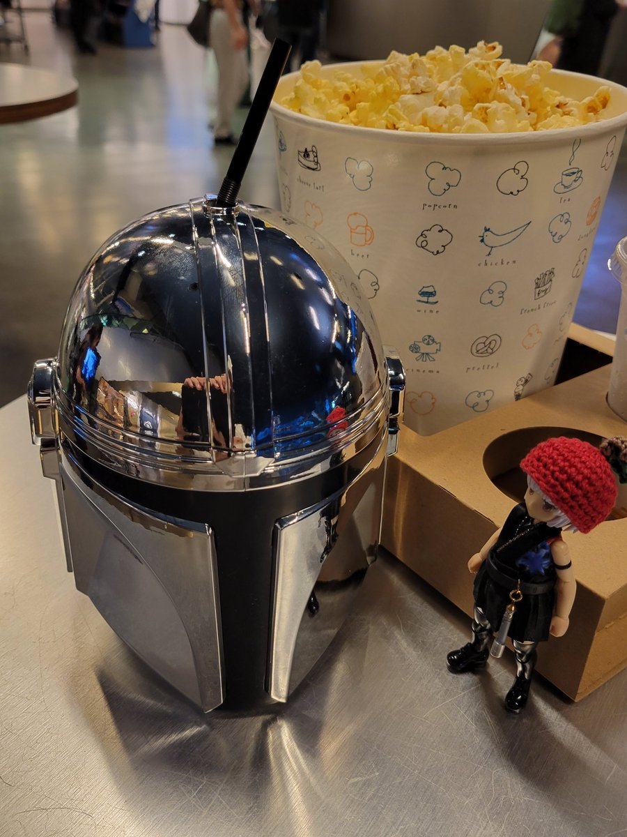 Takurai42's tweet photo. 頭の可笑しいドリンクホルダーをしっかり映画館で使う！！
意外と持ちやすい♪
#スターウォーズ
#マンダロリアン https://t.co/18NINjbCqr