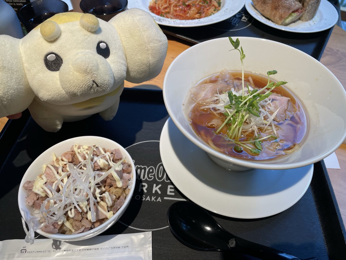 motimotipapimo's tweet photo. ラメーンは醤油が一番モッチ🍜
いっしょにドンブリ頼むと更に幸せモッチ〜🍚！ https://t.co/KjNHHXmNfV