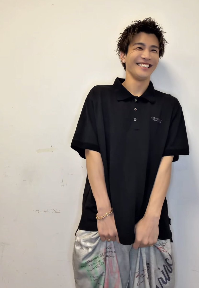 恥ずかしくなっちゃって パンツをぎゅって掴んでる👀💕 なんて可愛いん