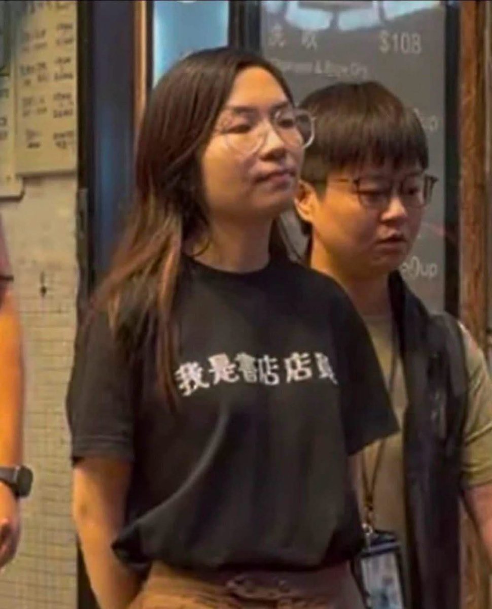 hk2019freehk's tweet photo. 馮晞乾的十三維度：鄧炳強如何粉碎習近平的夢想

香港国安警前日搜查田園書屋、留下書舍兩間獨立書店，以「出於煽動意圖作出具煽動意圖的作為」罪名拘捕五人。據報道，涉案「煽動書籍」包括由台灣衛城出版、記者馮哲芸著的《唯紅花綻放：習近平時代的認同與歸屬》。被捕者當中有位身穿「我是書店店員」T恤的女子，雙手反銬被押上警車，她昂首闊步的畫面在社交平台廣泛流傳，在台灣引起極大迴響。

昨天賴清德在臉書發文回應事件，強調「每一間獨立書店，都是守護思想的重要所在」。由台灣獨立書店組成的「友善書業供給合作社」也發帖聲援香港書業工作者，指出「書店不應因為選書與賣書而承受刑事威脅」，並提醒台灣社會，「今日擁有的出版與閱讀自由，需要透過法律制度、書業實踐與公眾參與持續維護」。

台灣社會的反應，相信中共統戰部已看在眼裏。通過這次針對獨立書店的大抓捕，香港国安警表面上是超額完成本月KPI，可以沾沾自喜￼交功課。然而只要具備一點中共幹部常掛在嘴邊的「大局戰略思維」，便知道鄧炳強「立大功」的代價，就是激發國際社會對中国的非議、煽動台灣人憎恨「一国兩制」，從而破壞習近平團結中華民族的計劃、粉碎他「和平統一」兩岸的美夢。

鄧炳強昨日回應事件，表現之拙劣、言詞之愚蠢，也跟他的官職及薪酬不相稱。被問到政府會否公布「禁書名單」，鄧居然回答說，政府不會公布相關名單，因為有人會把書名改掉，然後聲稱自己販賣的書不在黑名單內，令當局難以執法，「咁係便宜嗰啲犯罪嘅人（那等於便宜了犯罪分子）」 。

鄧炳強這樣講，我馬上想到兩大問題。其一，他似乎像某些網上笑話那樣，在諷刺中共把「盧比奧」這名字放在制裁名單上，卻大開国門歡迎「魯比奧」。其二，根據鄧炳強這套神邏輯，香港警方為什麼公布通緝犯的名字？難道不擔心他們改名讓通緝令無效麼？保安局局長這番謬論，非但無法服眾，更是貽笑大方。

一本書是不是同一本書，從來不是靠書名辨認，而是靠內容、作者、出版社、版本，還有最重要的ISBN（國際標準書號）。特區政府如果真想列出哪些書不能賣，可以直接公布ISBN。拒絕公布的原因，大家當然心知肚明——一旦公開名單，公眾就可以討論、可以質疑；沒有名單、沒有ISBN、沒有客觀標準，風險就完全由書商承擔，他們由於害怕踩紅線（或看不見的紅外線），就會提心吊膽地自我審查，或乾脆結束營業，一了百了。

像這次據聞涉及「煽動」的書《唯紅花綻放：習近平時代的認同與歸屬》，我昨天就找來一本看了。煽動？其實都是關於中国現況的常識而已。對港人來說，這本書其實沒多少很新穎的內容。大陸維權律師的困境、少數民族的苦況、「鎖鏈女」的悲劇⋯⋯昔日港媒時有報道（現在上網仍可看到）；最後幾章談及林榮基、反修例運動，香港讀者更是耳熟能詳。若連這種內容也算「煽動」，鄧炳強應該做的不是拘捕書店店員，而是直接封鎖網絡。

據台灣媒體報道，《唯紅花綻放》全賴香港国安警的「推介」，在台灣馬上一紙風行，不但登上博客來中文書即時榜冠軍、金石堂即時榜第二名，誠品更一度售罄。網民留言說，「當香港書店店員因販售某本書被抓，台灣人的反應就是把它買上暢銷榜第一」、「本來不認識這本書的人，現在全都認識了」。

希望中共統戰部留意一下，這個急於立功而不惜破壞国家戰略大局的鄧炳強，以及其上司李家超，最近到底做了什麼好事。胡亂指控小書店「煽動」，非但違背中共国務院「香港維護国安實踐白皮書」中的「反對泛化安全」方針，更直接挑起台灣人的情緒，名副其實煽動他們憎恨中国——習近平總書記團結台灣人民的夢想，就這樣被目光如豆的特區政府一腳踐碎，如果這樣也無需向￼有關官員問罪，習近平的威信就蕩然無存了。

相關文章

宏福苑，讓台灣朋友看清「一国兩制」
https://t.co/wegkswb26b

港府又向台灣展示「一国兩制」實況
https://t.co/zh3M3Mimqs