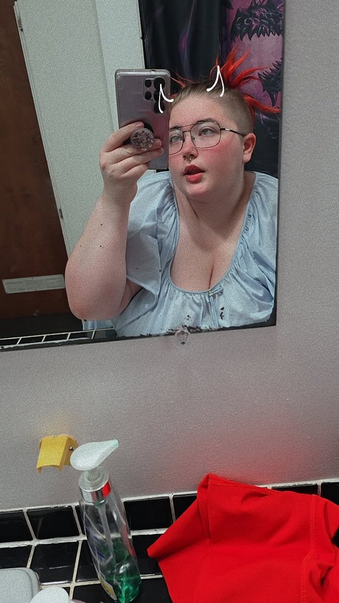 BeesWhimsy's tweet photo. Who wants to see the other angle 🤨 https://t.co/ebsC8vA5hu