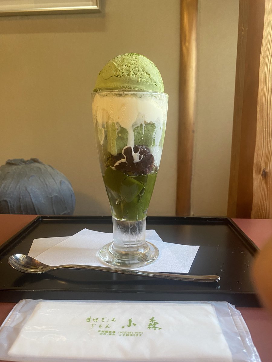 sho8257's tweet photo. 暑すぎて冷たいものでも食べないとやっていけないということで大きな抹茶アイスのパフェ https://t.co/FZm23DpOFT