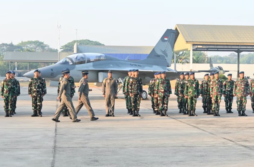 LembagaKERIS's tweet photo. Penkoopsau – Panglima Komando Operasi Udara (Pangkoopsau) Marsda TNI Djoko Hadipurwanto, S.E., M.M., mewakili Pangkoopsudnas, melepaskan keberangkatan Rombongan Air Maneuver Exercise Latihan Bersama Multinasional Pitch Black Tahun 2026, dalam suatu acara Apel Pemberangkatan di Apron Skadron 15, Magetan, Madiun, Jawa Timur, Rabu (15/7/2026).

Dalam latihan Pitch Black 2026, TNI Angkatan Udara mengirimkan lima pesawat tempur T-50i Golden Eagle dari Skadron Udara 15 beserta 95 personel terbaik sebagai satu tim yang utuh, solid, dan profesional. Kelima pesawat tempur tersebut dengan didukung pesawat C-130 Hercules bertolak ke Darwin dengan transit satu malam di Lanud Eltari Kupang, kemudian besoknya melanjutkan penerbangan ke Darwin, Australia.

Penkoopsau