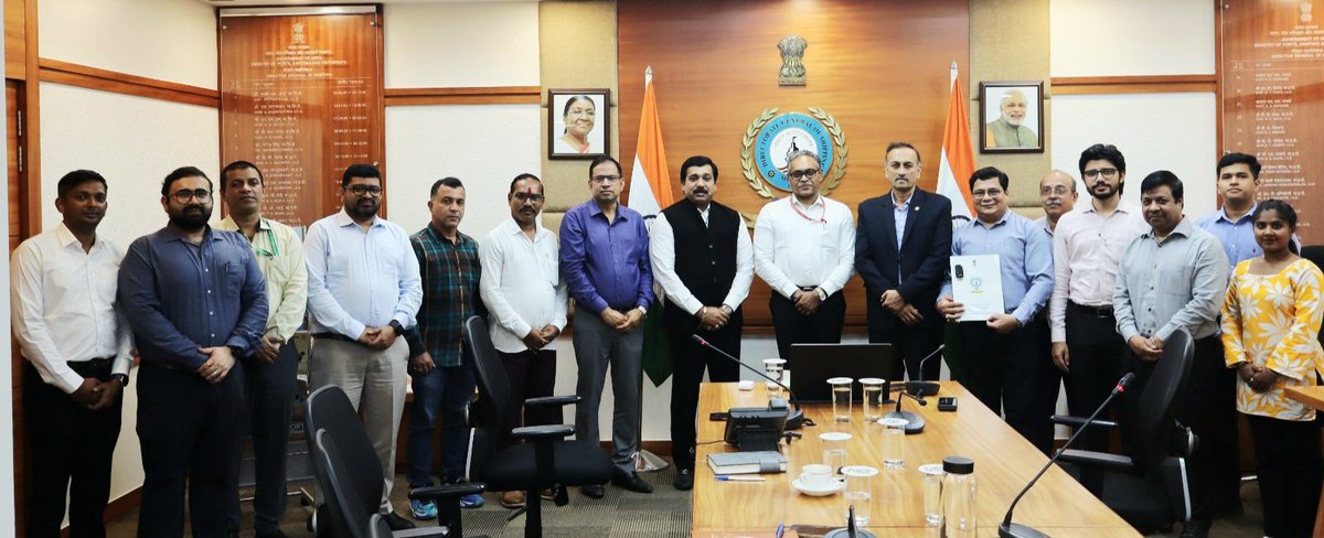 AkhilNavik's tweet photo. Grateful to DG Shipping  and the Shipping Welfare Fund Society  for providing EV vehicles to Seafarers Club, JNPA. Proud to receive the vehicle keys from Shyam Jagannathan-IAS,Director -DGS,Sushil Khopade, IPS-ADG &amp; Capt Nitin Mukesh,DDG Dy Nautical Advisor @JNPort @dgshipping_IN https://t.co/MPLAXjqsYJ