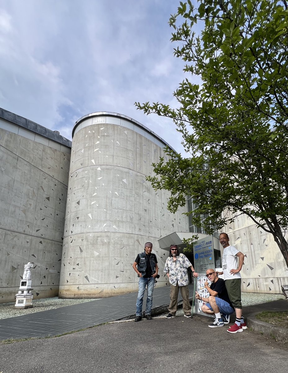 GAONISHIKAWA's tweet photo. 明日7月18日（土）13時、志賀高原ロマン美術館でトークショーやります。トミ ツカダ アートショー 会場で、塚田富芳、よしおか和、増井貴光、GAOニシカワがお話しします。先ほど現地での打ち合わせ、準備のため全員集合しました！ https://t.co/tzQrv8aDfN
