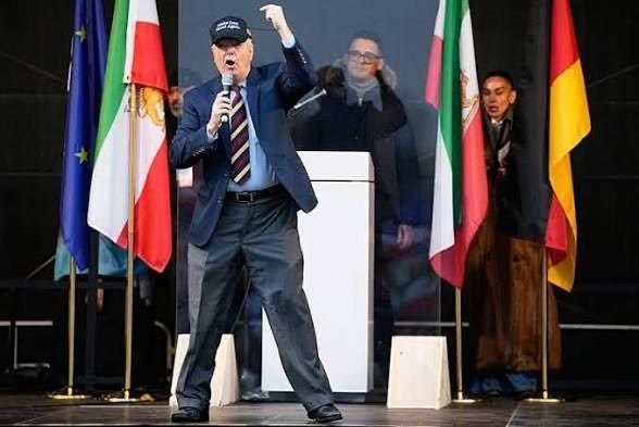 brokenstichh's tweet photo. گفت من میرم برلین چون مردم غمگین ایران امیدشون از دست ندن میرم بهشون روحیه بدم 
بمیرم برات عمو گراهام
#جاويدشاه‌ 
#جاويدشاه‌ https://t.co/lvajsez6eV