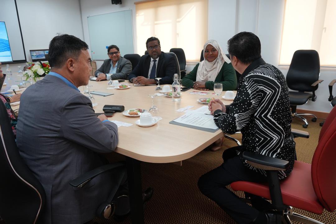 MDVinMalaysia's tweet photo. High Commissioner H.E. Dr. @Mariyam_Shab had a courtesy meeting with Prof. Dr. Zamberi Sekawi, Deputy Vice-Chancellor (Research & Innovation) of Universiti Putra Malaysia (UPM), to explore opportunities for collaboration between UPM. Discussed areas include internship opportunities for Maldivian students and cooperation in halal industry.
