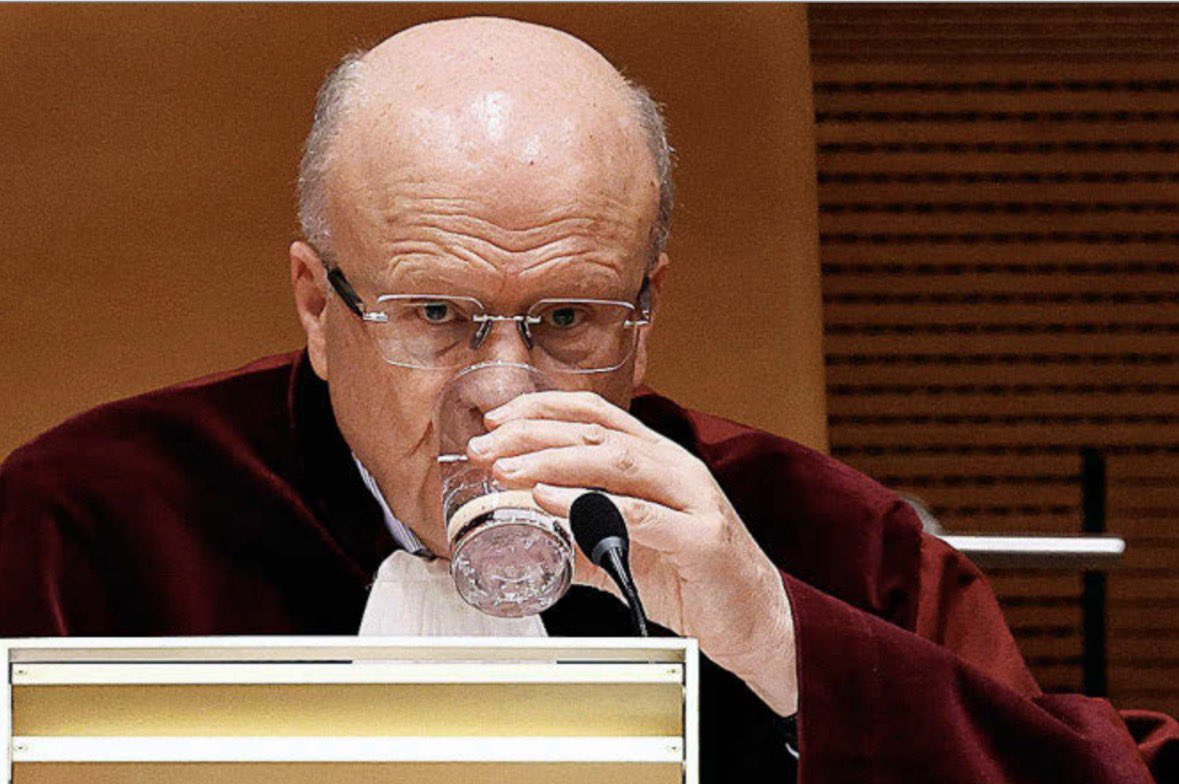 LuisGestoso's tweet photo. 🔴AMNISTÍA🔴

‼️ Bélgica ha apoyado y protegido a Puigdemont desde el golpe de estado, negando la extradición a España sistemáticamente. 

❌ El ponente que leyó la sentencia es el presidente de la gran sala del TJUE, Koen Lenaerts, y es belga. 

📍Yo ahí lo dejo. https://t.co/fJpTaZx25m