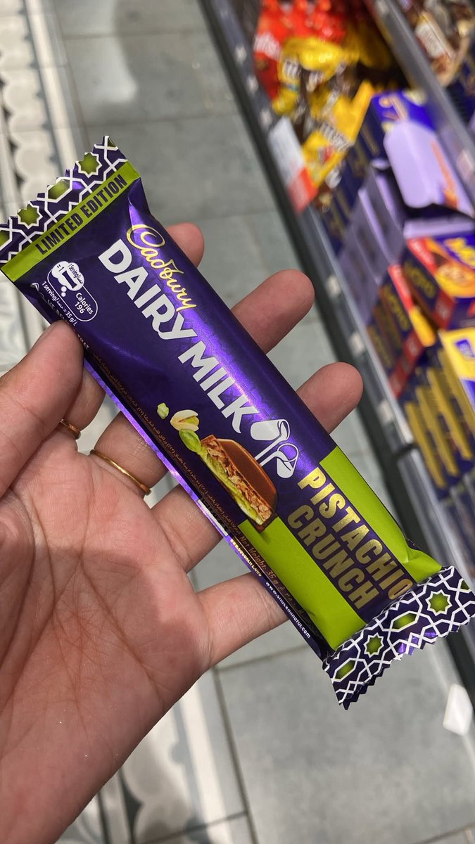 Dayresvkty's tweet photo. baru tau cadbury ada pistachio nyaa?!! 😭😭 https://t.co/I6HJJLIHfk
