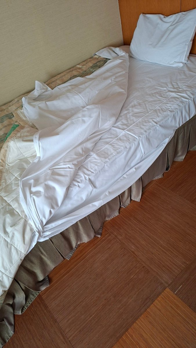 ybird135's tweet photo. 残念すぎるベッドメイキング。シーツは全てマットレスに入れるのでは？私の感覚が間違っている？ https://t.co/fwEBimwTO6