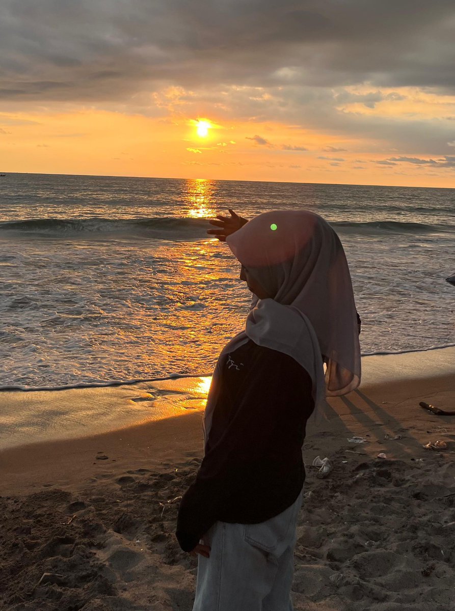 20Matcha's tweet photo. Hai, aku Sarlaa.

Aku selalu percaya kalau seseorang gak harus terpaku sama satu hal. Karena itu, aku senang mencoba banyak hal dan menikmati setiap prosesnya. Belakangan ini aku banyak menghabiskan waktu belajar tentang Web3, mengenal project-project baru, dan melihat bagaimana teknologi terus berkembang.

Di luar itu, aku juga seorang penggemar K-pop yang masih betah fangirling, terutama sama Jeno dan Jaemin. Waktu luangku sering habis buat nonton variety show, ngulang momen-momen favorit, atau sekadar menikmati hal-hal sederhana yang bisa bikin hari terasa lebih ringan.

Mungkin aku bukan orang yang paling pintar atau paling berpengalaman. Tapi aku selalu senang belajar, mendengarkan cerita orang lain, dan menemukan sudut pandang baru dari hal-hal yang sebelumnya belum pernah kukenal. Itu juga yang membuatku masih betah berada di sini.

Semoga lewat akun ini aku bisa menyimpan lebih banyak cerita, menemukan lebih banyak pelajaran, dan bertemu dengan orang-orang yang membawa energi baik.

Salam kenal semuanya. ✨🫶🏻
