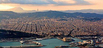 Savallsblog's tweet photo. Teniu sort de que la meva vida professional em tingui prou distret com per no presentar-me a alcalde de Barcelona, com xerràvem l'altra dia amb el @gebelque naturalment que tinc propostes per salvar Barcelona de sí mateixa.

El meu pròleg al meu programa seria aquest:

Fa gairebé set-cents anys, els governants de Siena van encarregar a Ambrogio Lorenzetti una sèrie de frescos per decorar la sala on es reunia el govern de la ciutat. No hi apareixien reis victoriosos ni gestes militars. Hi apareixia una idea molt més important.

En una paret, el Bon Govern: carrers segurs, edificis ben mantinguts, comerç, prosperitat, ciutadans treballant, estudiant, construint i convivint. En l'altra, el Mal Govern: decadència, inseguretat, pobresa, desordre i por.

El missatge era tan simple com revolucionari: la qualitat de vida d'una ciutat és conseqüència directa de la manera com és governada.

Set segles després, Barcelona afronta una elecció semblant. La ciutat continua disposant d'uns actius extraordinaris: una posició privilegiada a la Mediterrània, una societat civil dinàmica, una economia diversificada, universitats, centres de recerca, talent, creativitat i una identitat pròpia reconeguda arreu del món. Però també acumula signes preocupants de deteriorament. La inseguretat, la degradació d'alguns barris, les dificultats d'accés a l'habitatge, la pèrdua de confiança en les institucions i la concentració progressiva de poder econòmic i polític fora de Catalunya han alimentat la sensació que Barcelona ha deixat de governar el seu propi destí.

Barcelona no és una ciutat qualsevol. És la capital de Catalunya. I una capital no existeix només per administrar-se a si mateixa. Existeix per liderar. Quan Barcelona prospera, Catalunya prospera. Quan Barcelona perd empenta, tot el país se'n ressent. Recuperar Barcelona no és només una necessitat municipal. 

És una necessitat nacional. La ciutat ha de tornar a actuar com el principal motor econòmic, cultural, científic i internacional de Catalunya, exercint un lideratge que beneficiï el conjunt del país i reforci la seva capacitat de competir en un món cada vegada més exigent.

A aquesta tendència s'hi ha afegit una altra forma de distracció. Mentre els problemes quotidians dels barcelonins s'agreujaven, massa sovint els responsables públics han preferit presentar Barcelona com a capital simbòlica de causes universals abans que assumir la tasca molt més modesta, però molt més important, de governar bé la ciutat. Com advertia Chesterton, és fàcil estimar la humanitat en abstracte quan es deixa d'estimar allò que es té més a prop. La primera responsabilitat moral d'un Ajuntament no és salvar el món. És cuidar la ciutat que els seus ciutadans li han confiat.

Recuperar Barcelona neix d'una convicció senzilla: Barcelona no necessita ser rescatada per ningú. No necessita més excuses, ni més resignació, ni més dependència. Necessita tornar a confiar en si mateixa. Necessita recuperar l'ambició, l'exigència i el sentit de responsabilitat que van permetre a generacions anteriors construir una de les grans ciutats d'Europa. Aquest document és una proposta per fer-ho possible. No promet una ciutat perfecta. Proposa una ciutat millor governada.

Perquè, com van entendre els ciutadans de Siena fa gairebé set-cents anys, una ciutat ben governada genera prosperitat, confiança i esperança. I Barcelona no necessita permís per tornar a ser una gran capital. Necessita tornar a exercir com a tal.