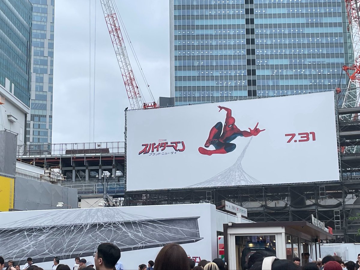 genjyuro's tweet photo. 渋谷スクランブル交差点にて。

スパイダーマンの看板があるなー
↓
あれ？これもしかして…
↓
そう言うことかー！
分かる人にしか分からない看板！おっしゃれー！ https://t.co/lOgubp0Prf