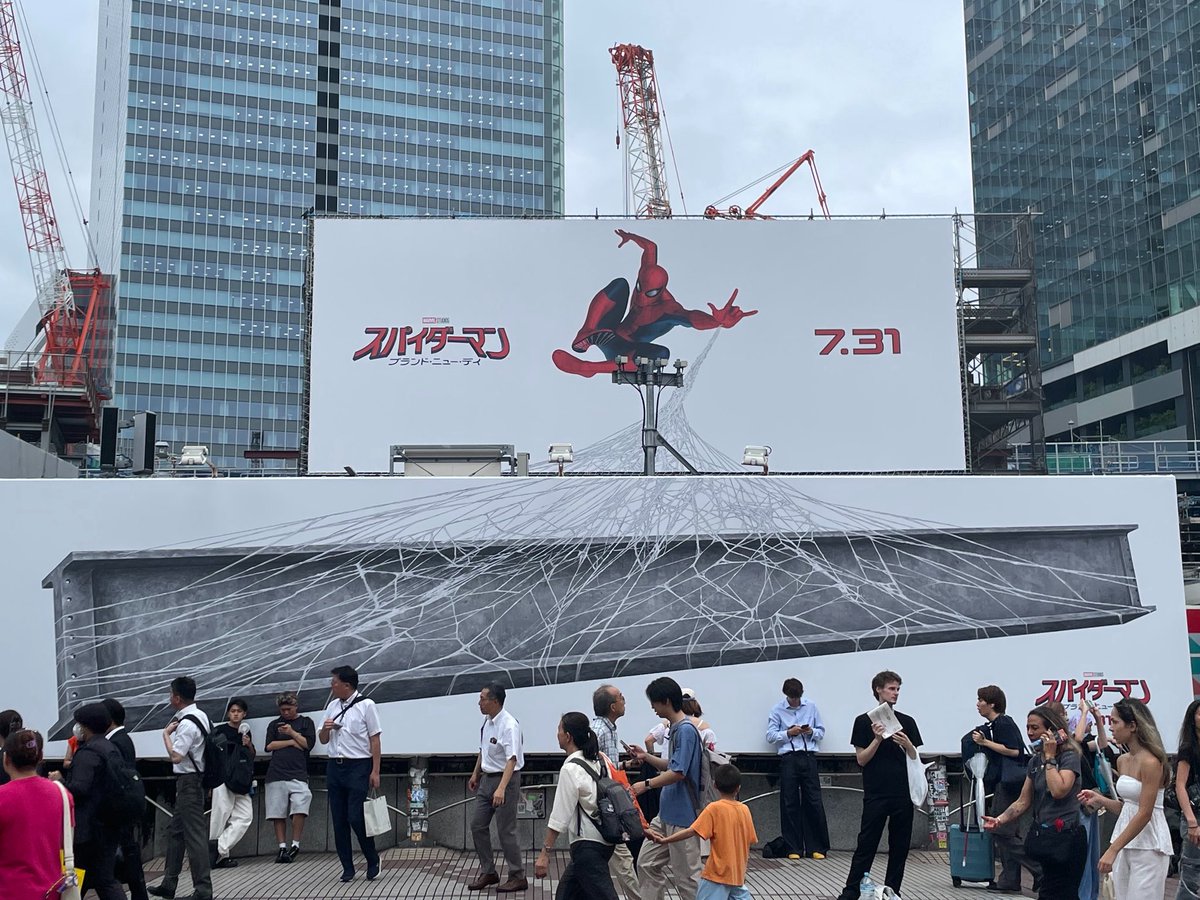 genjyuro's tweet photo. 渋谷スクランブル交差点にて。

スパイダーマンの看板があるなー
↓
あれ？これもしかして…
↓
そう言うことかー！
分かる人にしか分からない看板！おっしゃれー！ https://t.co/lOgubp0Prf