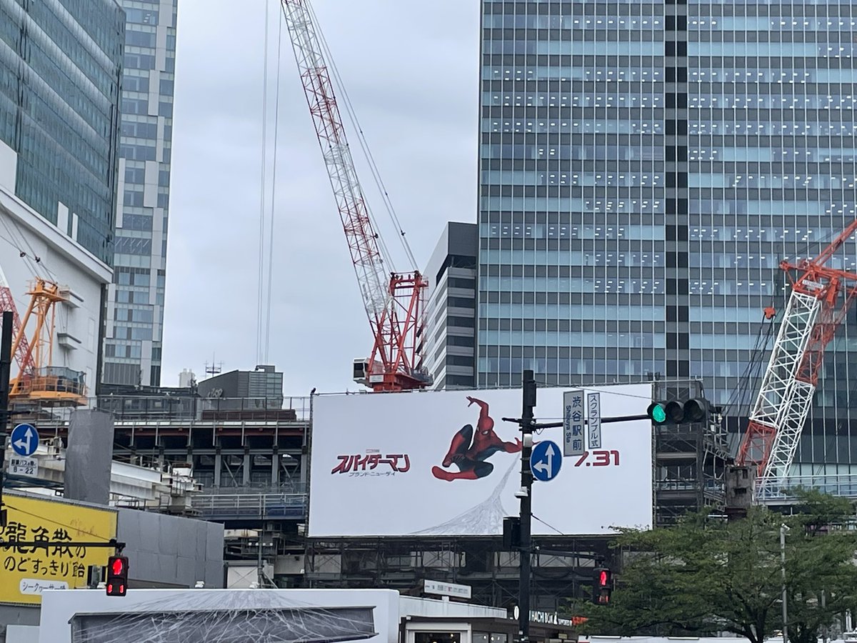 genjyuro's tweet photo. 渋谷スクランブル交差点にて。

スパイダーマンの看板があるなー
↓
あれ？これもしかして…
↓
そう言うことかー！
分かる人にしか分からない看板！おっしゃれー！ https://t.co/lOgubp0Prf
