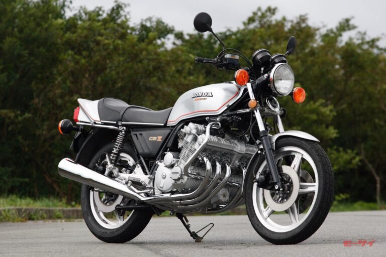 PutiMotor's tweet photo. '78 ホンダ「CBX」試乗

中回転以降で鋭く伸びやかになっていく、並列6気筒1047cc。

ハンドリングは、軽快さを常に感じさせる半面、コーナリングスピードを高めて行くほど、車体のよじれ感を覚える。

感心したのは、走っているかぎりエンジンが乗り手にも路面にもなかなか干渉しないこと。

【乾燥車重/シート高/タンク/出力】
247kg/810mm/20L/105ps

https://t.co/LorQax4Vb3
