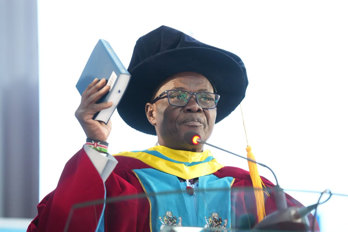 UoN_FHS's tweet photo. Symbols of power handed over, a new era of leadership begins for Kenya's premier University.
#Happeningnow @vcuonbi Installation Ceremony @uonbi Taifa Hall.
#UoNVCInstallation #9thVCInstallation #WeAreUoN https://t.co/Om6olusx7N