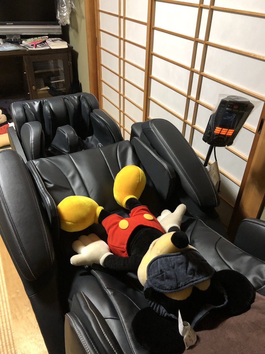 tojyofp's tweet photo. マッサージチェアはいいぞおじさん「マッサージチェアはいいぞ！８年間ほぼ毎日稼働しても壊れぬ。毎日数百円でQOLが爆上がりじゃ。但し差額を惜しんで脚と足裏のケアが無いモデルを選んではならん。おじさんとの約束だぞ！」（布教） https://t.co/BdgzyBNrcN