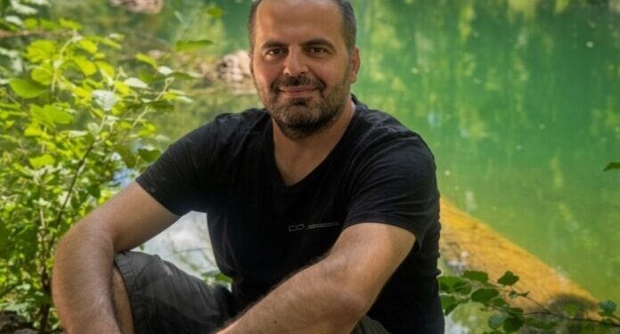 YitenCanlar's tweet photo. Cezaevi bitti, sürgün başladı... 
Sürgün de mezarda son buldu.
#KHK ile mesleğinden koparıldı, sürgünde hayata tutunmaya çalıştı... 
43 yaşında İsviçre'de hayata veda etti.
Toprağa verilen KHK'lı başkomiser #HaliÖZSARI'nın cenazesinde, Fransızca hocası Bernard'ın şu sözleri cenazeye katılan herkesin yüreğini dağladı:
 "Ailemin bir parçası oldu ve her zaman öyle kalacak. Sana teşekkür ederim Halit."
Sürgün sadece insanı ülkesinden değil, hayatından da koparıyor... #zulümrejimi, sürgünün acı bilançosuna  ve #YitenCanlar listesine bir can daha ekletti. #HalitÖzsarı #KHK #sürgün