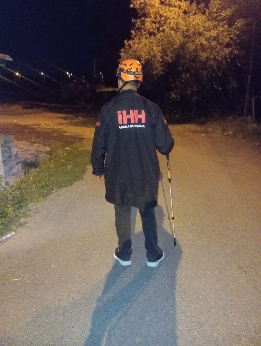 ihhafetagri's tweet photo. Dün akşam gelen ihbarın ardından harekete geçen Ağrı İHH Arama Kurtarma Ekibimiz, kayıp çocuğun bulunması için arama çalışmalarını aralıksız sürdürüyor.

Çalışmalara 10 personel, 3 araç ve 1 drone ile destek sağlanmaktadır.

Sahadaki gelişmeleri yakından takip ediyoruz.  @ihhafet https://t.co/5HLv3t2SvP
