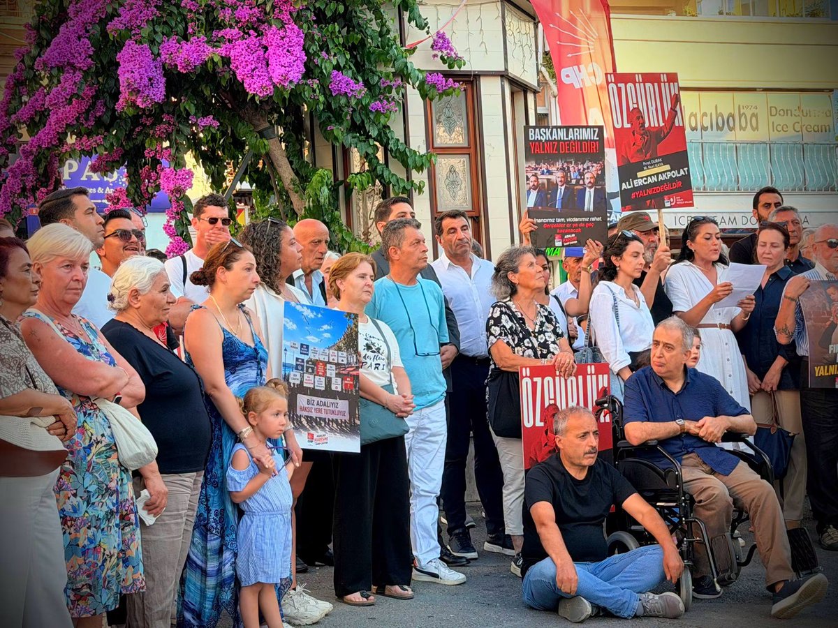 CHP_Adalar's tweet photo. Adalet Nöbetimizde Bir Aradaydık
Cumhuriyet Halk Partisi Adalar İlçe Başkanlığı olarak; Belediye Başkan Vekilimiz, İl Başkan Yardımcılarımız, Kadın Kollarımız, Gençlik Kollarımız, ilçe yöneticilerimiz, meclis üyelerimiz, partililerimiz ve Adalı komşularımızla
++++++ https://t.co/X1gZhTMVs5