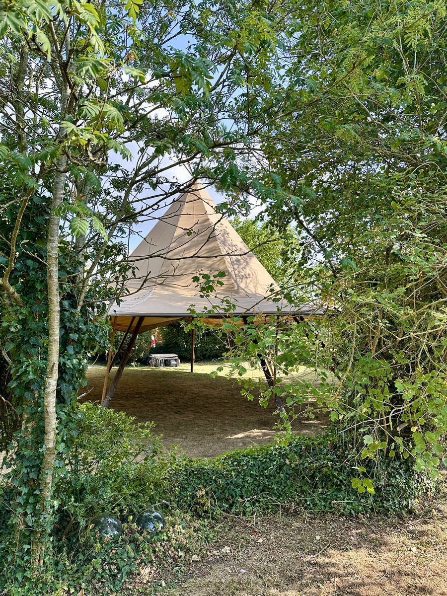 MadameFlora's tweet photo. The Teepee is up for the forthcoming Sunningwell Festival featuring @AmyWebberSop comedian, folk with @regmeuross &amp; #PhilBeer and opera from @OperaAnywhere + children’s theatre workshop https://t.co/sclh1uro9h https://t.co/nMJrKmcmDs