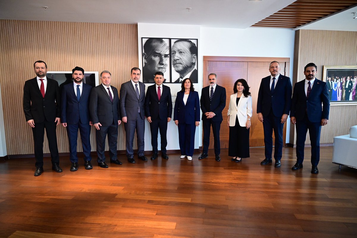 akpartiaydinn's tweet photo. Bir dizi program kapsamında ilimizi ziyaret eden Ulaştırma ve Altyapı Bakan Yardımcımız Sayın Osman Boyraz’ı; İl Başkanımız Sayın Mehmet Erdem ve Büyükşehir Belediye Başkanımız Sayın Özlem Çerçioğlu ile birlikte Büyükşehir Belediye Başkanlığımızda ağırladık.

Şehrimize gösterdikleri ilgi ve nazik ziyaretleri dolayısıyla Sayın Bakan Yardımcımıza teşekkür ediyor, çalışmalarında başarılar diliyoruz.