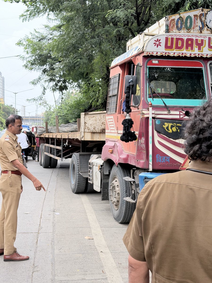 LoveOrlem's tweet photo. Since 9am in #orlem a BEST BUS broke down & alongside a huge truck carrying iron rods that couldn’t pass thru was stuck.
We contacted Senior DushyantChavan @MTPHereToHelp & he along with his team arrived, helped kids cross, kept traffic moving & solved the problem immediately. https://t.co/9nkPBiZGr4
