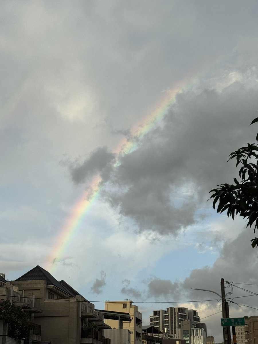 chencongqin2's tweet photo. 雨過雖然沒有天晴，但出現了彩虹🌈。願每位朋友在渡過難關時都會出現那道屬於自��的🌈。 https://t.co/ZSj2VE1BH7