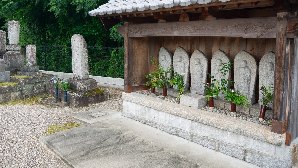 miyazaki_stone's tweet photo. 今日の一枚はこちら📷

木造の覆いの下に、六地蔵が静かに並んでいました。🕯️
一体ごとに供花が手向けられ、長く受け継がれてきた祈りが感じられます。🌿🙏
墓地を見守るような、穏やかな佇まいです。

#お墓参り https://t.co/zsWWi1OLKV