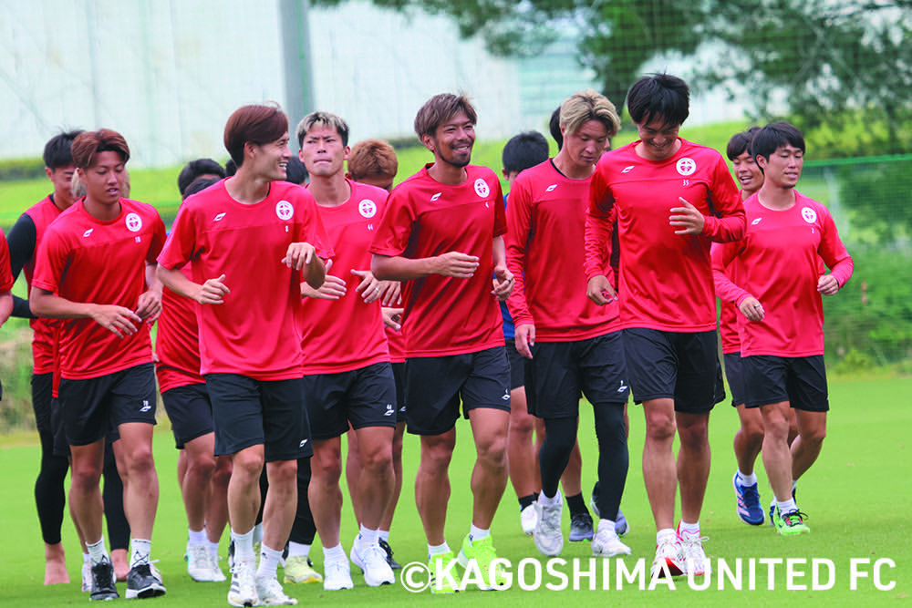 kagoshimaufc's tweet photo. ／
#今日のユニータ ⚽️
＼

本日はミーティングと室内トレーニングを終えた後、グラウンドに出てランニング🏃‍♂️
コミュニケーションを取りながら良い雰囲気で取り組んでいます。
開幕に向けて、チーム一丸となって一日一日を積み重ねてまいります！✊

#鹿児島ユナイテッドFC https://t.co/C7bO6vgIAx