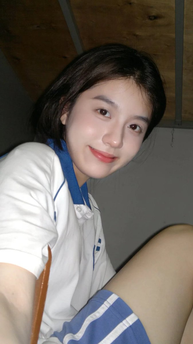 madgel15's tweet photo. 女高中生

只能发X了...🥺      
现在是15:50  在宿舍拍的      

关注我可以吗？我只给我的粉丝们看 #学生 #女高 https://t.co/2TFJp2GriJ