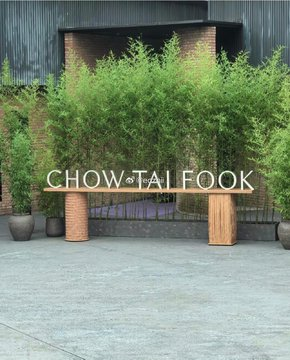 lusiwonii179's tweet photo. Chow Tai Fook sent a bouquet of flowers to #ZhaoLusi. 

"This morning, when Lusi opened the door to her hotel room, the first thing she saw was a romantic 'purple bouquet in a bucket' specially prepared for her. The brand team paid great attention to detail, going through three versions before creating this masterpiece~ It seems she has an event with Chow Tai Fook today. I heard it's a private event and won't be broadcast online."
#ZhaoLusi #赵露思 #RosyZhao 
#ZhaoLusixChowTaiFook